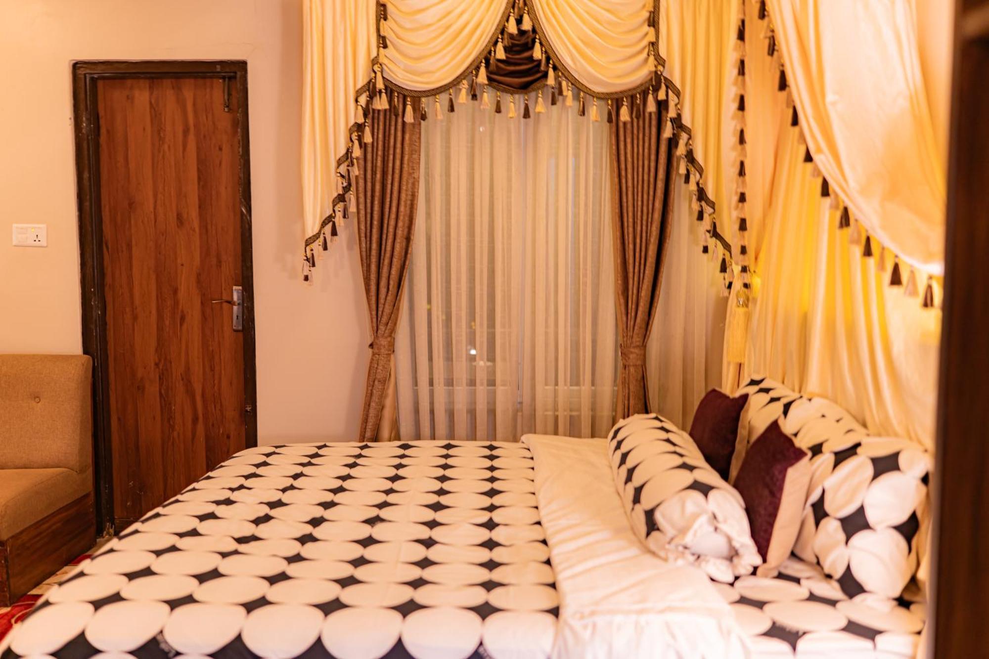 Busy Bee Resort, Pokhara Exterior photo