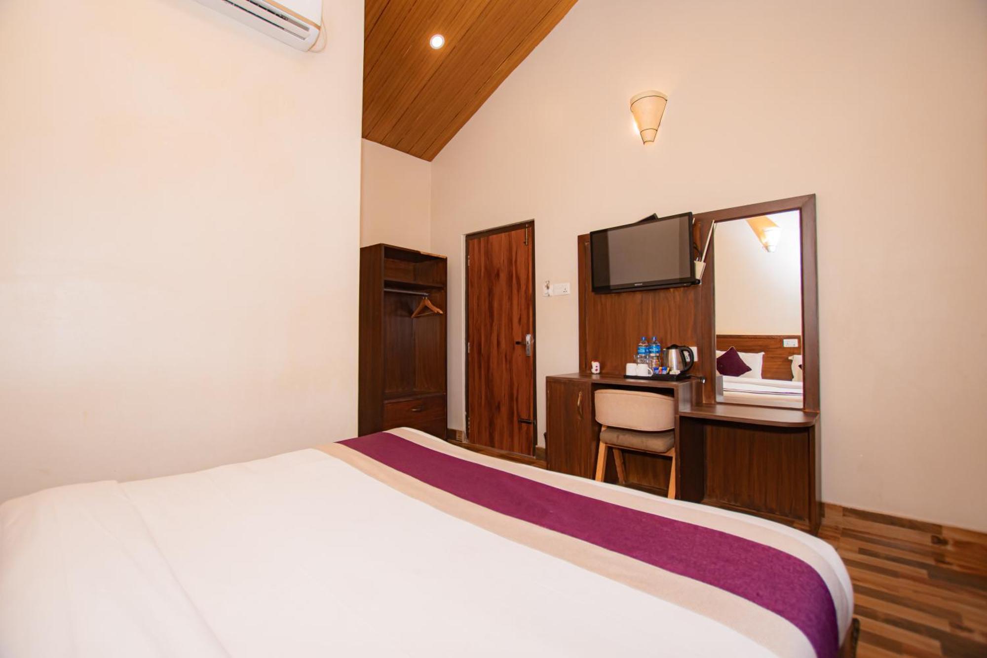 Busy Bee Resort, Pokhara Exterior photo